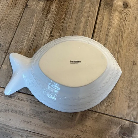 Crate & Barrel White Ceramic Fish Shaped Serving Dish BOWL 15 X 4 X 10 INCHES - Picture 2 of 8